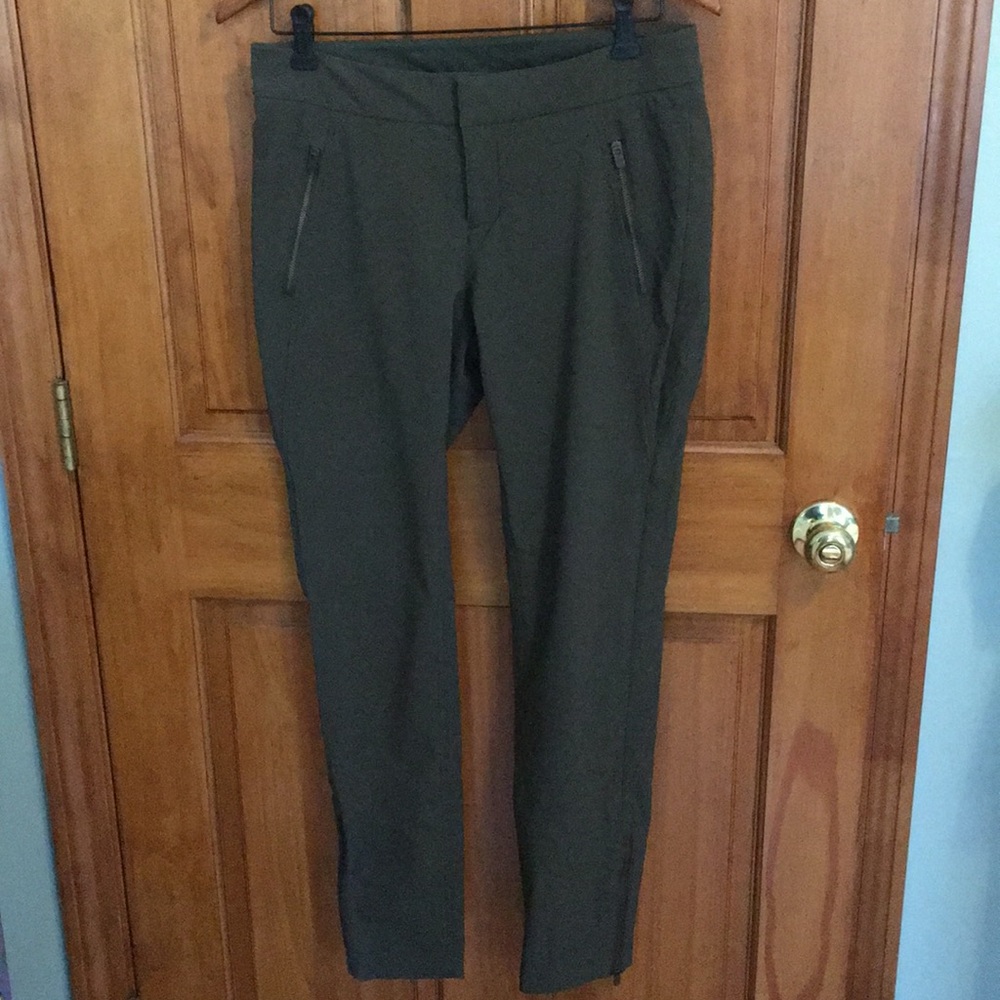 Athleta Wander Skinny Pant in Olive